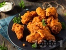 Рецепта Панирани пикантни пилешки крилца с млечен майонезен сос